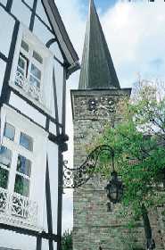Altstadt-Idyll: Petrikirche neben Fachwerkhaus