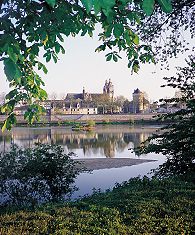 Kathedrale St Gatien in Tours mit Blick von der Loire