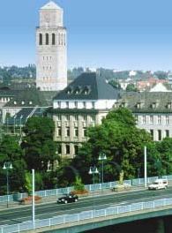 59,7 m hoch und ein Wahrzeichen der Stadt  -  der Rathausturm