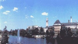Blick über die Ruhr auf das Rathaus