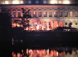 Stadthalle nachts