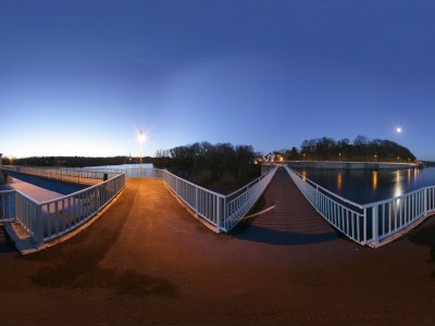 Jenseits der Ruhr und inmitten von grüner Pracht liegt die Fußgängerbrücke am Kahlenberg