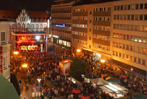 Volles Haus auf dem Viktoriaplatz