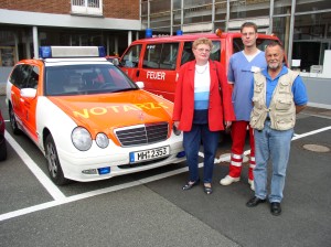 Margret Baumgart beim Rettungsteam Notarzt Dr. Martin Strothe und Rettungsassistenten Tim Lorke