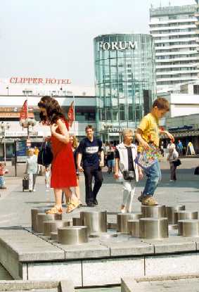 Spielende Kinder vor dem Forum