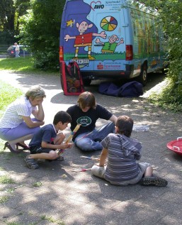 Sommertour: Das AWO-Spielmobil macht im Rahmen der Ferienspiele auch Halt in Styrum. Oberbürgermeisterin Dagmar Mühlenfeld besuchte die Betreuer und Kinder auf dem Spielplatz an der Moritzstraße. Quelle/Autor: Anke Degner Sommertour: Das AWO-Spielmobil macht im Rahmen der Ferienspiele auch Halt in Styrum. Oberbürgermeisterin Dagmar Mühlenfeld besuchte die Betreuer und Kinder auf dem Spielplatz an der Moritzstraße.