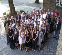 Oberbürgermeisterin Dagmar Mühlenfeld begrüßt die Gäste und Jugendlichen aus den Partnerstädten zum Empfang anlässlich des 2. Internationalen TWINS.2010-Workshop Trasces of Fatzer am 28.7.2009 im Schloß Broich