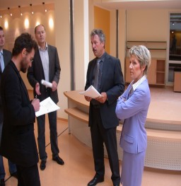 Schulsanierung - Sanierungs- und Reparaturarbeiten in den Ferien; Rollende PK zur Vorstellung der Maßnahmen am 30.7.2009 mit Oberbürgermeisterin Dagmar Mühlenfeld