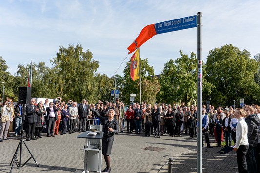 Am Tag der Deutschen Einheit (3. Oktober) weiht Oberbürgermeisterin Dagmar Mühlenfeld den neuen Platz der Deutschen Einheit ein 