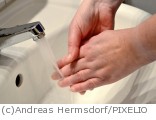 Im Umgang mit Lebensmitteln ist häufiges Händewaschen zur Vermeidung von Gesundheitsrisiken nötig.