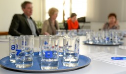 Alle Gläser sehen gleich aus. Acht Test-Wässer galt es bei der Trinkwasser-Blindverkostung zu bewerten. 