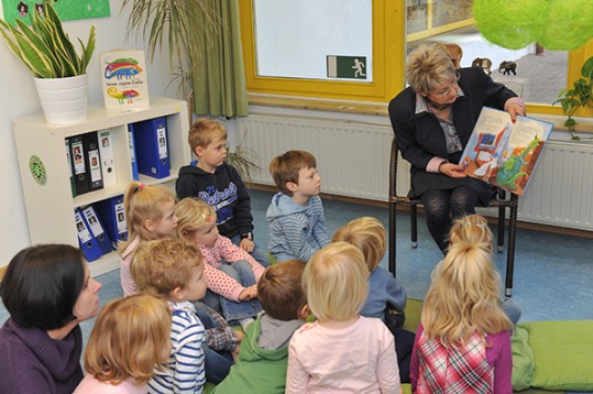 Im Rahmen des bundesweiten Vorlesetags liest Oberbürgermeisterin Dagmar Mühlenfeld in der Kita Hummelwiese. 16.11.2012 Foto: Walter Schernstein