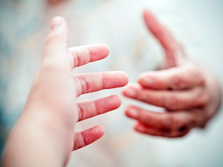 Eine Hand nähert sich einer anderen Hand um Hilfe anzubieten - Gesundheitsamt - Canva von fzant