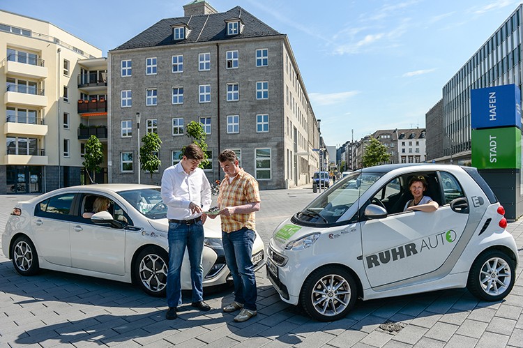 Carsharing-Angebot von RUHRAUTOe. Mitarbeitern der Stadtverwaltung stehen zwei Elektro-Autos, ein Opel Ampera und ein Smart electric zur Verfügung.