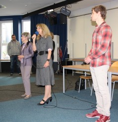 Schülersprechstunde mit Oberbürgermeisterin Dagmar Mühlenfeld in der Gustav-Heinemann Schule - Schulleiterin Christa van Berend bei der Begrüßung