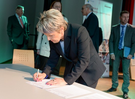 Oberbürgermeisterin Dagmar Mühlenfeld beim Partnertreffen am 28. April 2015 in der Willy-Brandt-Schule.