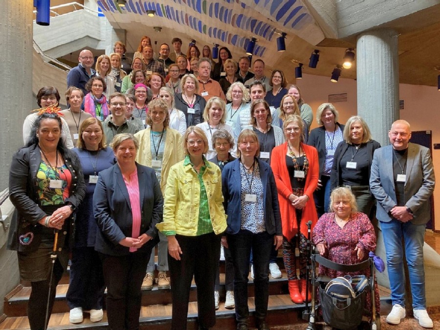 Auf einer Treppe befinden sich ca. 40 Mitglieder:innen des Arbeitskreises der hauptamtlichen Behindertenbeauftragten und Behindertenkoordinator:innen aus NRW. - Gesundheitsamt - Ulrike Tütemann Stadt Lüdenscheid