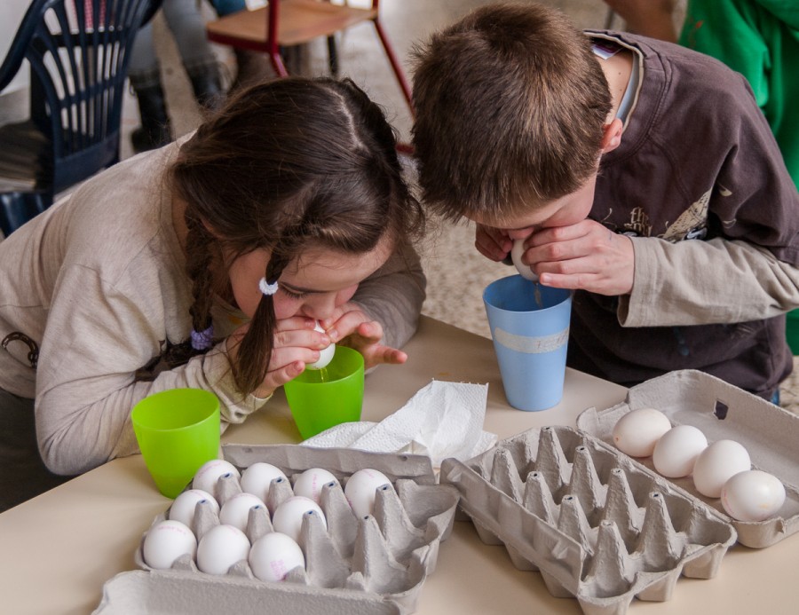 Die Kinder der Ferienspielgruppe Ernst-Tommes-Str. blasen Eier aus und malen diese zu bunten Ostereiern an. - Tobias Grimm - Amt für Kinder, Jugend und Schule 45-2