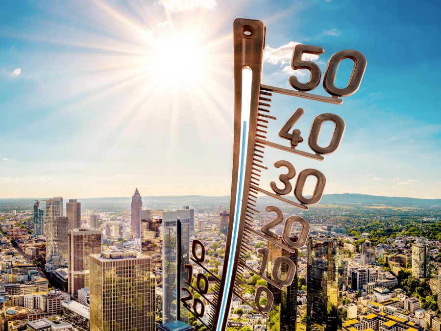 Ein Wetterthermometer zeigt eine hohe Temperatur um die 40 Grad an. Im Hintergrund sieht man eine deutsche Stadt bei schönem Wetter. - Gesundheitsamt - Canva von Xurzon