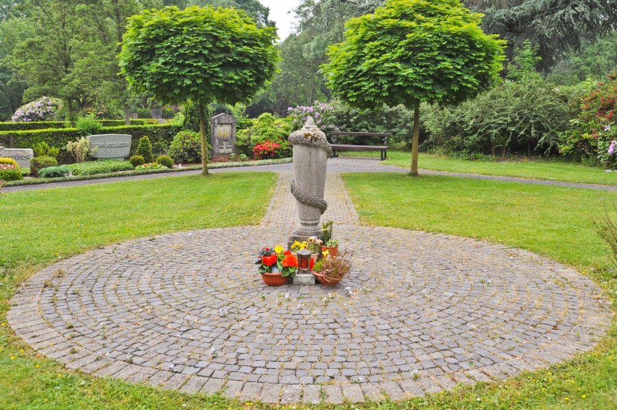 Aschestreufeld auf dem Hauptfriedhof in Mülheim an der Ruhr - Walter Schernstein