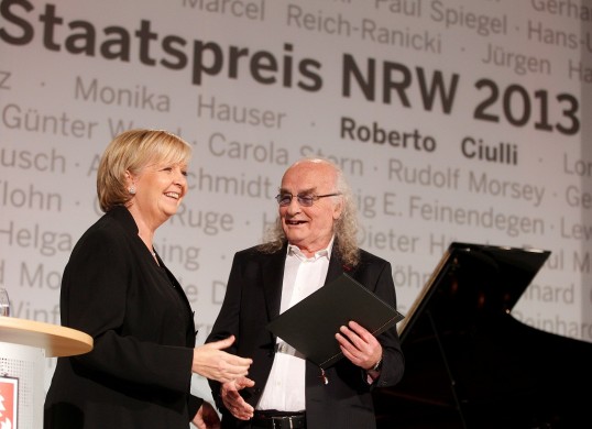 20.11.2013: Ministerpräsidentin Hannelore Kraft (l) überreicht dem Theatermacher Dr. Roberto Ciulli (r) im Ständehaus in Düsseldorf den Staatspreis. 