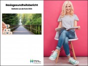 Ein blonde Frau sitzt lächelnd auf einem Stuhl und hält den Basisgesundheitsbericht in den Händen. Auf der linken Seite des Bildes ist die Titelseite des Berichts zu sehen. Es enthält ein Titelfoto mit einer Brücke und einer Joggerin. - Quelle/Autor: Gesundheitsamt Canva