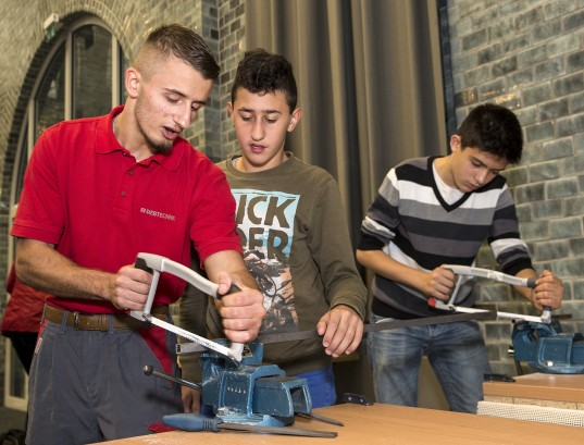 Berufeparcours des Unternehmerverbandes: Siebtechnik-Azubi Berkkan Vardan zeigte Schülern, wie man Metall feilt.