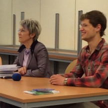 Schülersprechstunde mit Oberbürgermeisterin Dagmar Mühlenfeld in der Gustav-Heinemann Schule am 30. April 2015 - hier mit David Meerkamp vom JSR