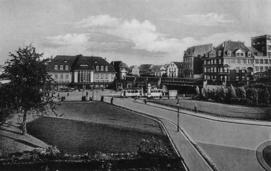Ansicht des Hauptbahnhofes mit Bahnhofsvorplatz und Grünanlagen (um 1915)