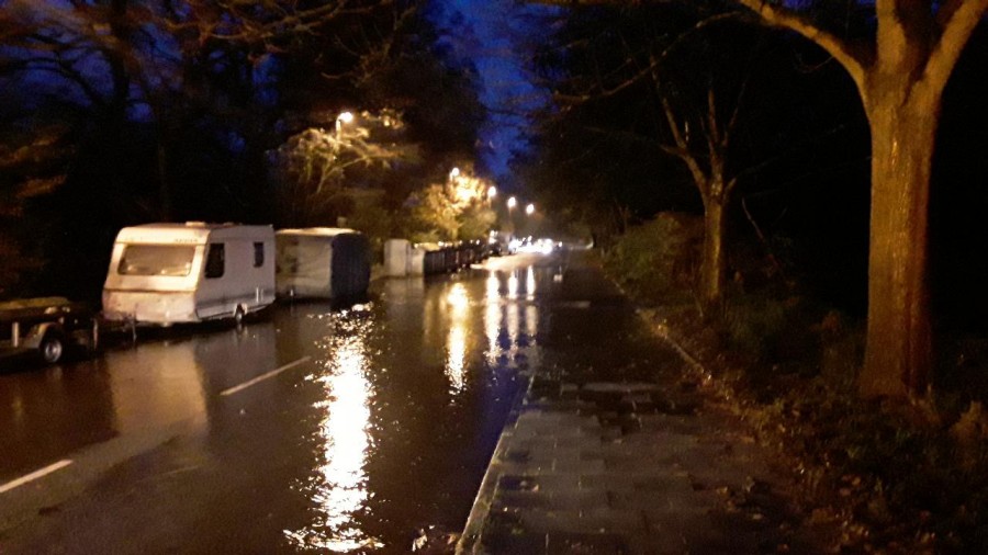 Aufgrund einer Überflutung ist die Straße Nachbarsweg zwischen Hausnummer 130 bis 150 im Mülheimer Stadtteil Saarn gesperrt. - Stadt Mülheim