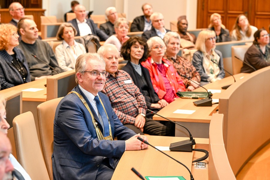 Oberbürgermeister Marc Buchholz im Publikum im Ratssaal, Empfang im Rathaus: 30 Jahre Initiative Tschernobyl-Kinder e.V. - Köhring PR Fotografie