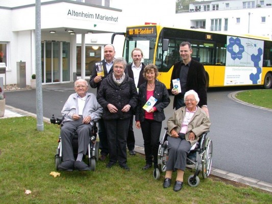 Ein Gelenkbus der Mülheimer Verkehrsgesellschaft wirbt ab sofort im ganzen Stadtgebiet für das Netzwerk der Generationen.