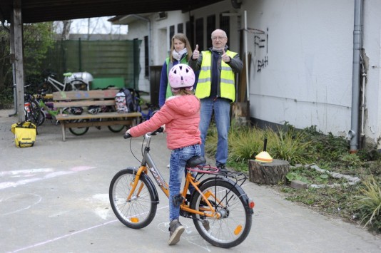 Kinderleicht  vom Laufrad zum Fahrrad: Unter anderem übten die Vorschulkinder, punktgenau zu bremsen. 
