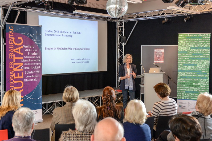 Die Frauenpolitkerin Marianne Weg spricht zum Internationalen Frauentag 2016 im MedienHaus vor interessiertem Publikum über das Thema: Frauen in Mülheim -  Wie wollen wir leben?