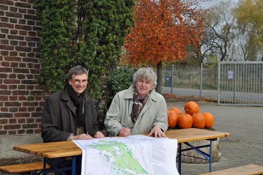 Vertragsunterzeichnung auf dem Növerhof am Rande des Aubergs: Mülheims Umweltdezernent Peter Vermeulen und Dezernent Ulrich Carow vom RVR   