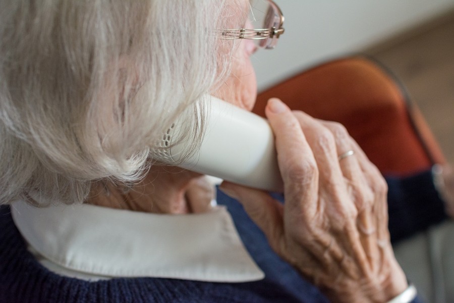 Ältere Dame am Telefon. Beratung für Senioren, Seniorendienste. - Pixabay