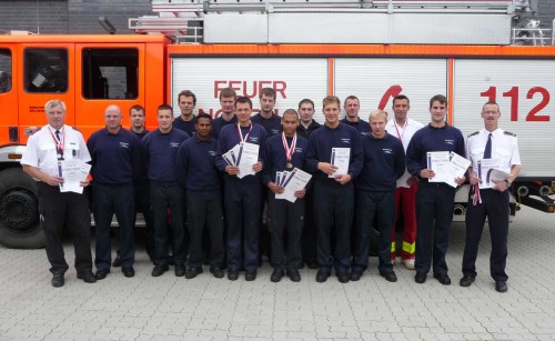 Die erfolgreichen Sportler der Feuerwehr Mülheim mit den Medaillen und Siegerurkunden  