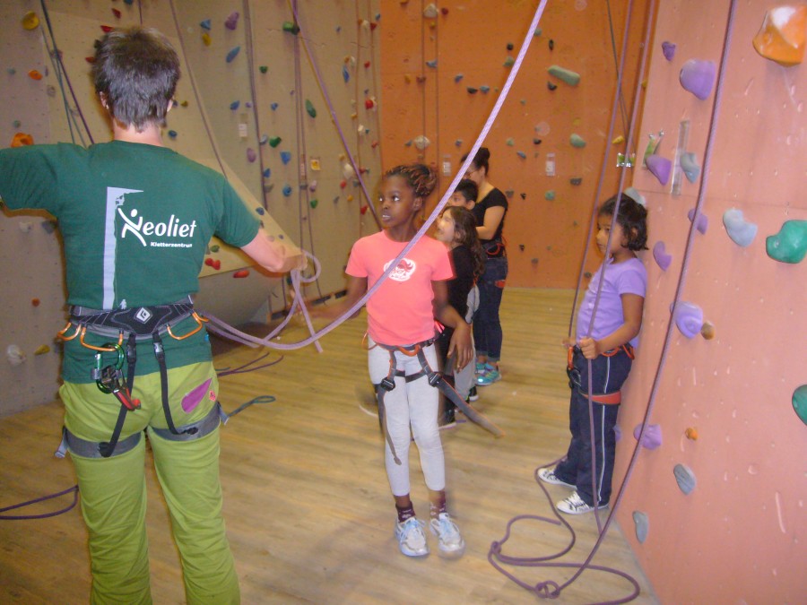 Kinder erlernen den Klettersport im Rahmen eines Workshops.
