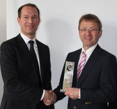 Stefan Lein (Industry Leader Retail bei Google Deutschland, li.) übergibt die Auszeichnung eTown an M&B Geschäftsführer Jürgen Schnitzmeier.