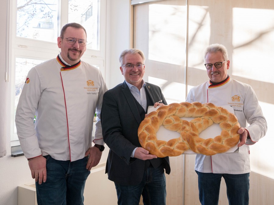 Oberbürgermeister Marc Buchholz bekommt die Neujahrsbrezel (Neujährchen) durch Vertreter der Bäcker-Innung Rhein Ruhr übergeben. - Online Team, Referat I - Helena Grebe