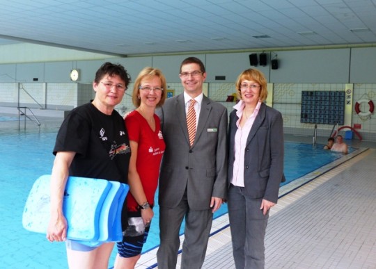 Gemeinsames NEUES Schwimmprojekt der AOK Rheinland und des Mülheimer SportService:  Quietschfidel jetzt auch in den Hauptschulen!!! 