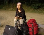 Frau mit gepackten Taschen und Koffern. Flüchtlinge in NRW.