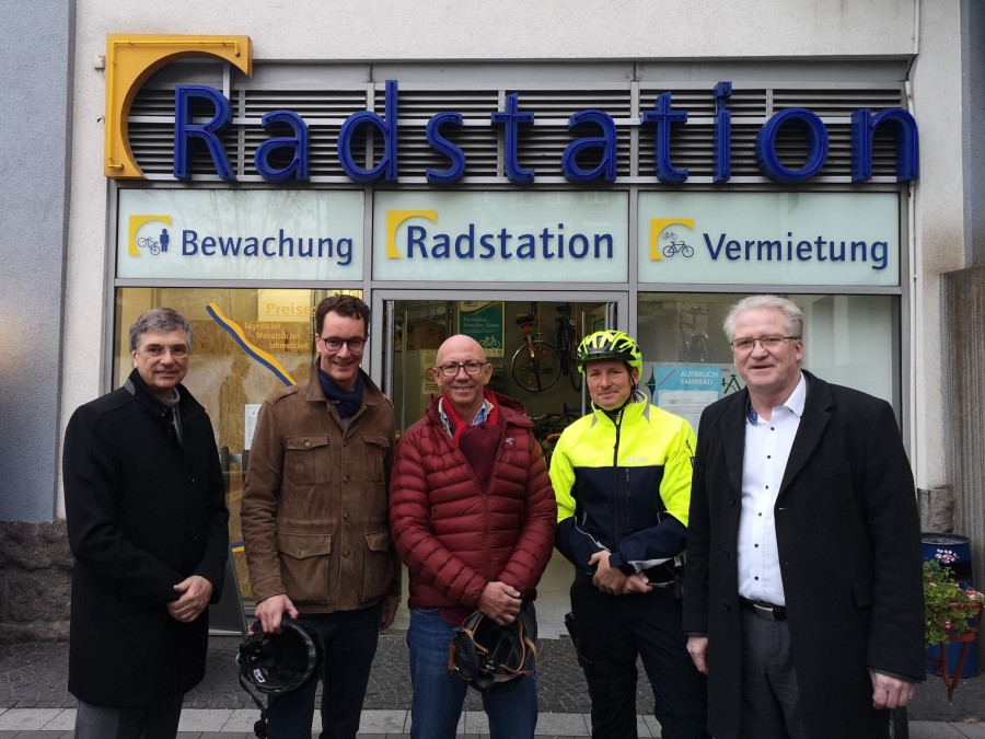 Oberbürgermeister Ulrich Scholten besuchte gemeinsam mit NRW-Verkehrsminister Hendrik Wüst (2.v.l.) die Radstation am Hauptbahnhof - Thomas Nienhaus