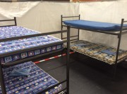 Betten für die Flüchtlingsunterbringung zur Erstaufnahme in der Sporthalle Lehnerstraße