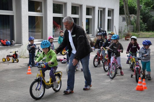 Rad-Club Sturmvogel führte Übungsstunde im Haus der kleinen Leute durch. Klaus Külschbach gab allen Kindern individuelle Tipps. 