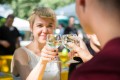 Bei den sommerlichen Temperaturen ließen sich die Gäste das ein oder andere Gläschen Wein schmecken. - Quelle/Autor: MST GmbH/lokomotiv.de
