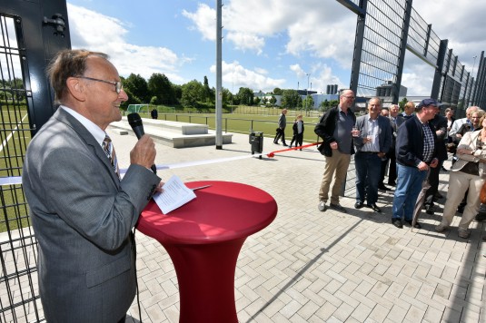 Bezirksbürgermeister Arnold Fessen spricht. Einweihung der Bezirkssportanlage Hardenbergstraße am 2. Juli 2016