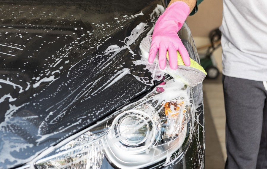 Person wäscht ein Auto. Infos zur Autowäsche im Mülheimer Stadtgebiet. - Pixabay