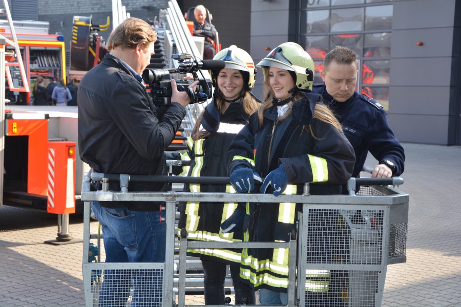 Am 23. April 2015 fand bereits zum zehnten Mal der Girls Day bei der Feuerwehr Mülheim statt. Die 23 teilnehmenden Mädchen konnten dabei Einblicke in deren Arbeit nehmen. - Feuerwehr Mülheim