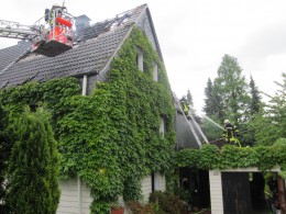 Löscharbeiten werden fortgesetzt und wurde begonnen das Dach abzudecken.Vier Verletzte bei Dachstuhlbrand in Saarn. Ein Übergreifen des Feuers auf das Nachbargebäude konnte verhindert werden.